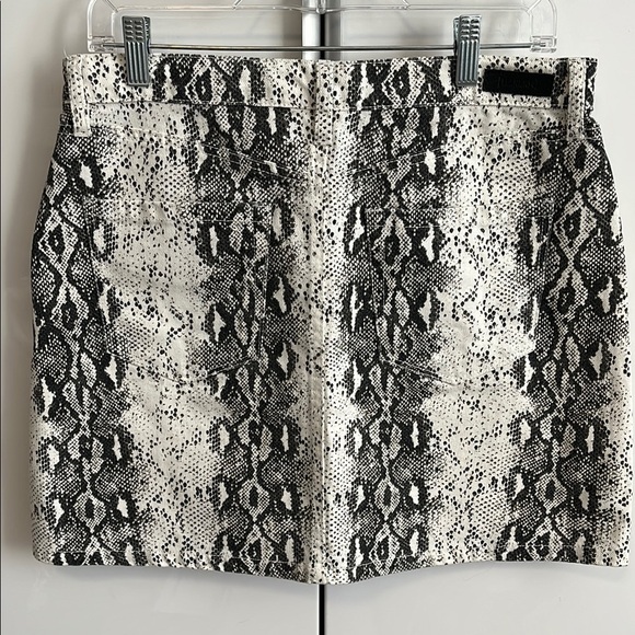 BLANK NYC NWOT Snake Print Mini Denim Jean Skirt, Size 29 - Picture 6 of 7